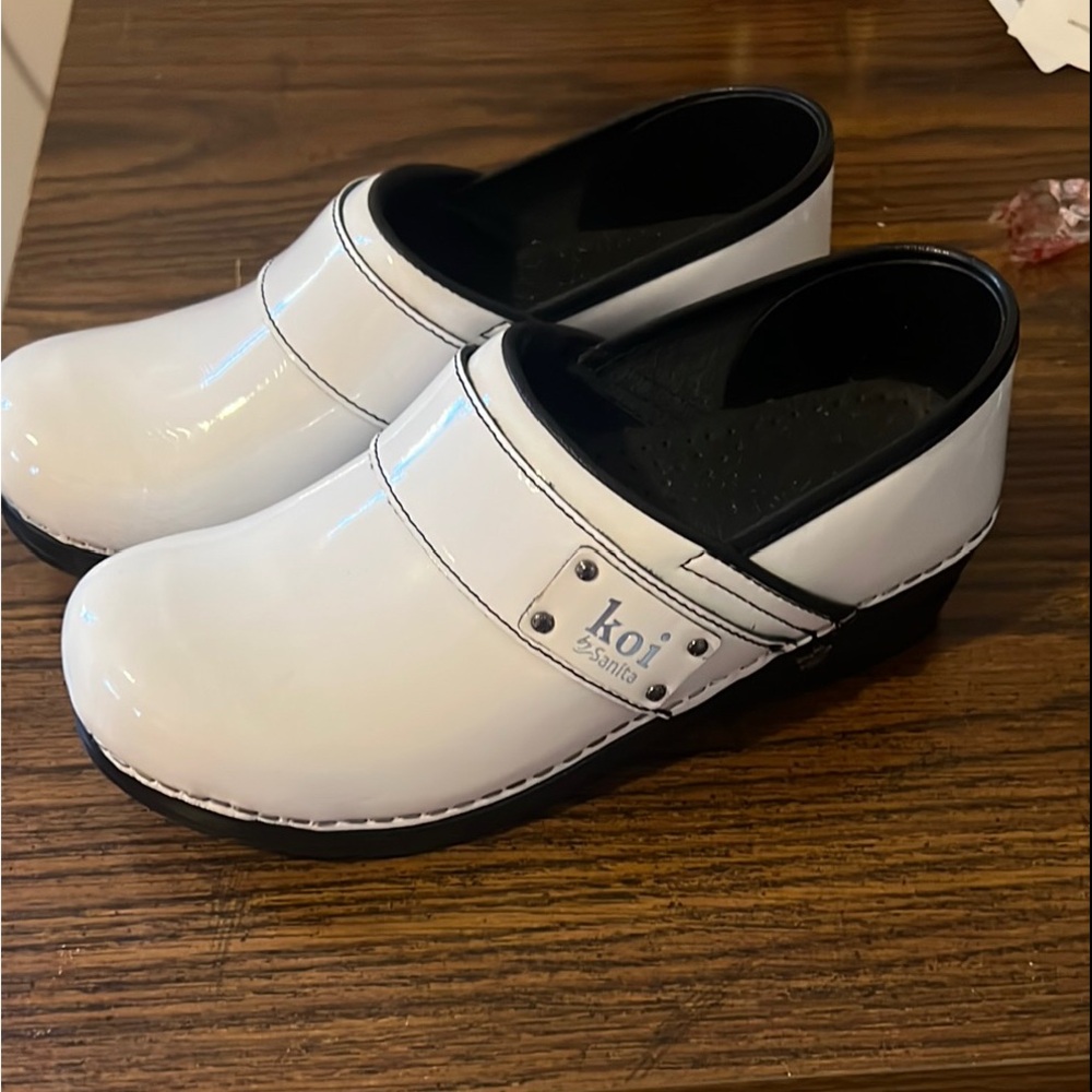 NEW Koi by Sanita Lindsey White Clogs. EU38 / US6.5-7.0. Certified by APMA.